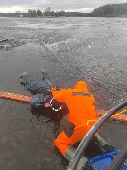 🚨 Утопающего мужчину спасли на Пироговском водохранилище! nn🛟 Сегодня водолазы поисково-спасательного отряда №1 #Мособлпожспас#, а также сотрудники ГИМС по Московской области и отделение «Центральное», проявили невероятную отвагу и профессионализм, спасая человека из ледяной полыньи